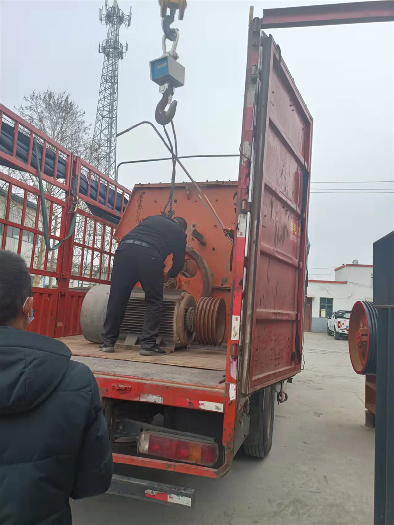 邦大发货现场-箱式破碎机装车发往山西